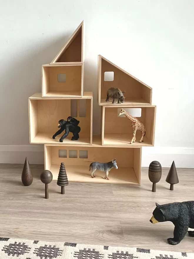 Bilda Dollshouse on floor with trees and animals