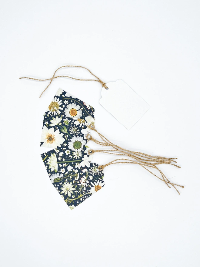 Pretty gift tags adorned with a pressed flower design.