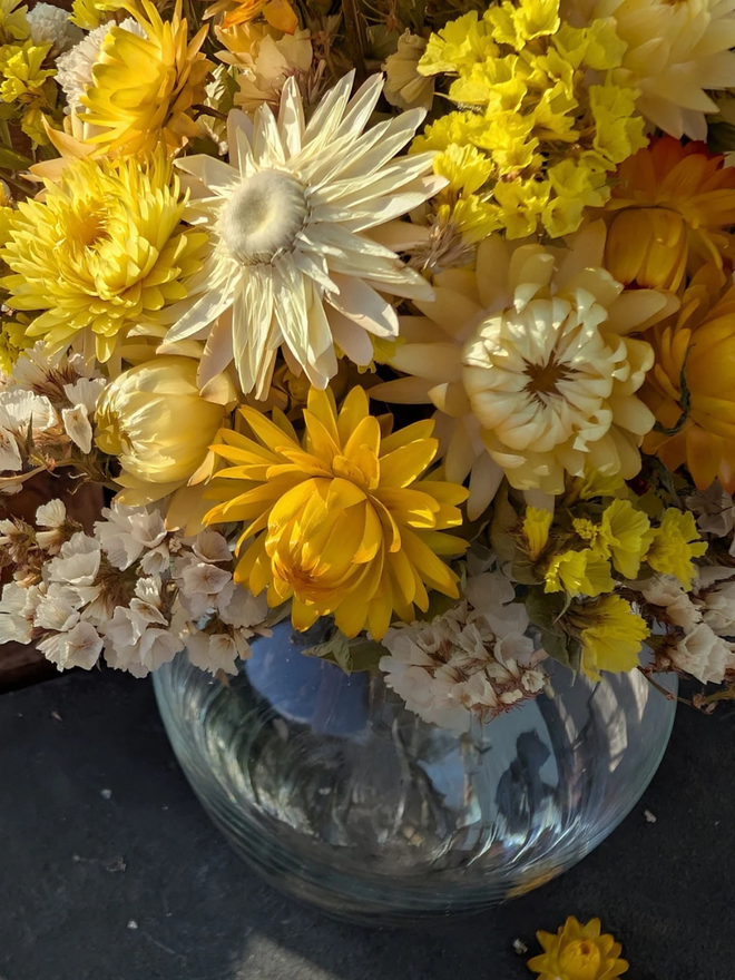 golden sunshine dried flower bouquet. bouquet of dried yellow flowers in a round vase.