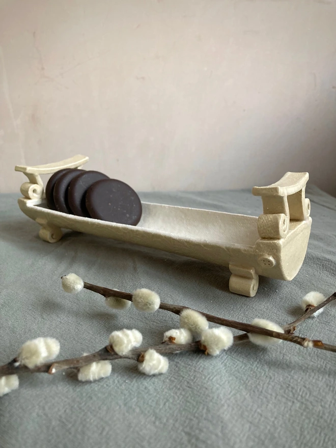  stoneware biscuit tray in cream with mints