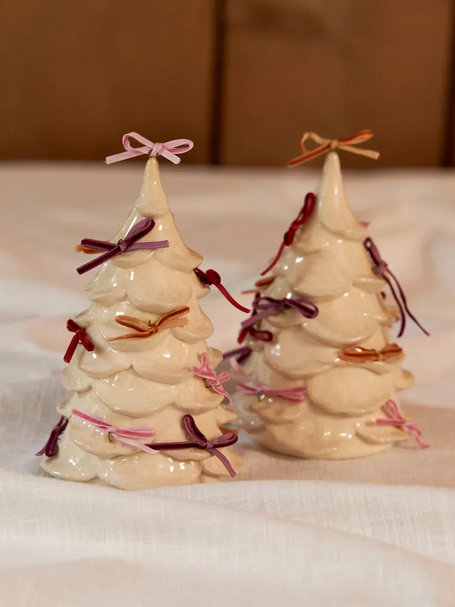 Ceramic Christmas tree decoration, white crackle glaze, velvet bows
