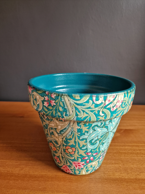 WILLIAM MORRIS Golden Lily botanical Plant Pot suitable for indoor or outdoor use.  15 cm in diameter and 13.7 cm in height
