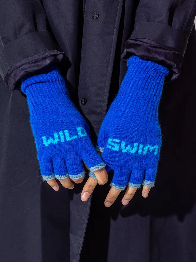 wild swim mittens Main - Klein, Wording - Neon Blue
