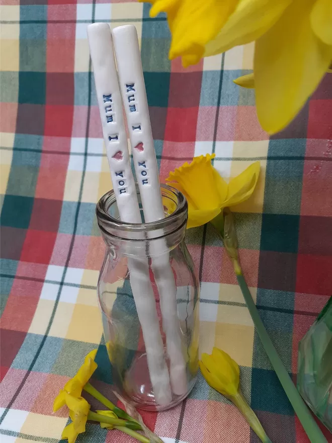 Ceramic Drinking straws with the words 'Mum I (heart symbol) You'. Perfect for a Mothers Day Gift.