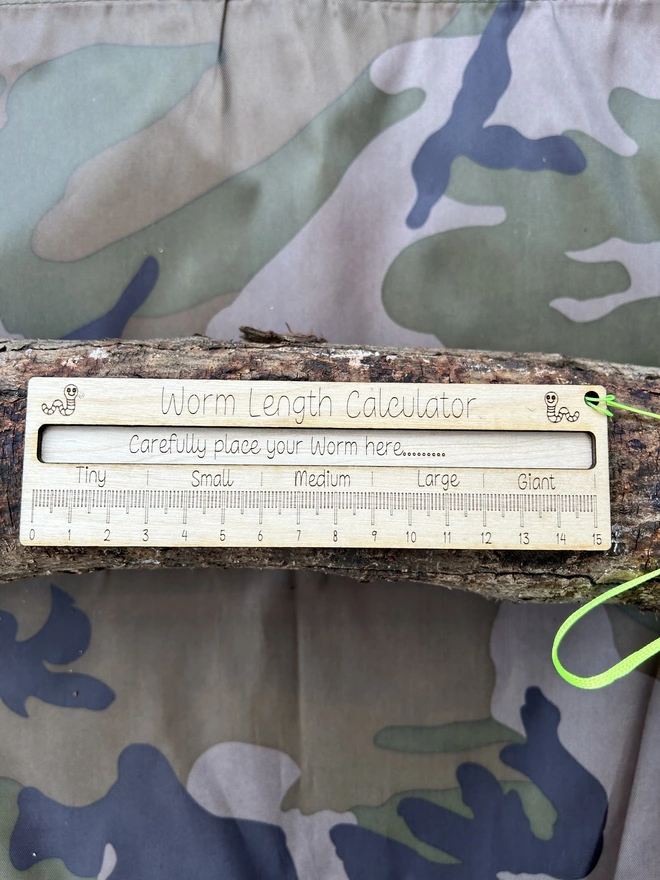 Worm length calculator with sizes - tiny, small, medium, large and giant Comes with wrist lanyard.