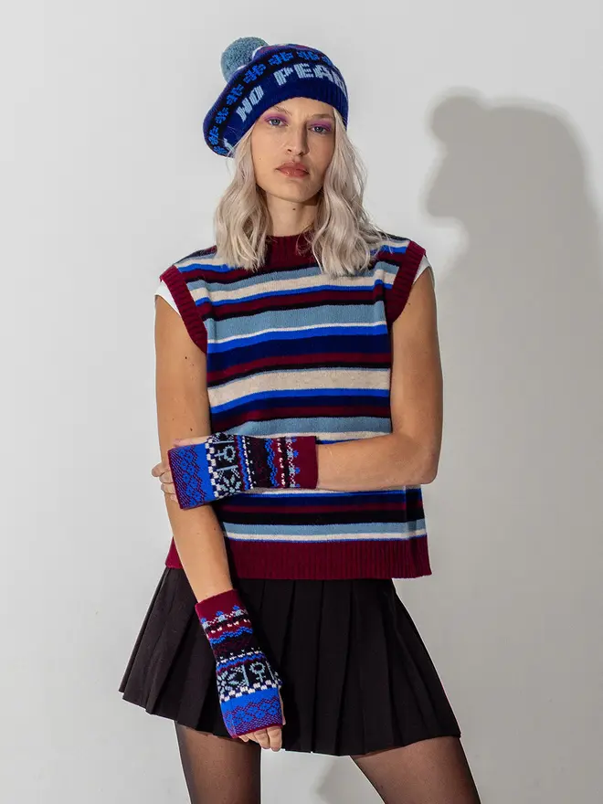 Model wearing the fairisle feminist beret in Klein  featuring the wording No Grit No Pearl